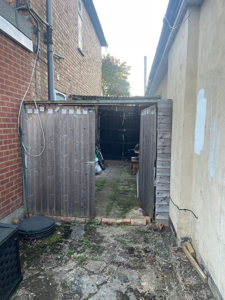 3 Bedroom House For Sale in Hounslow - £575,000