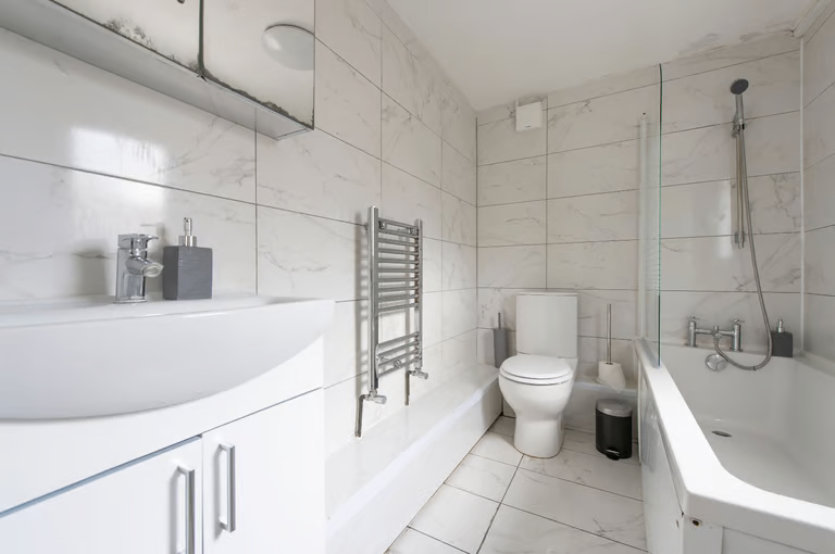 🏡 Spacious 4-Bed House for Rent – CR7 7EP