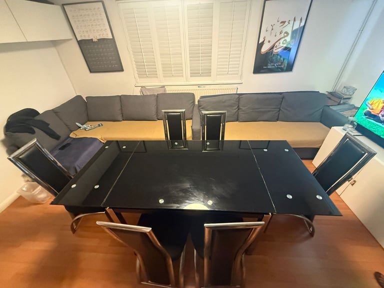 Black Glass Extendable Dining Table with 6 Chairs – Used Condition