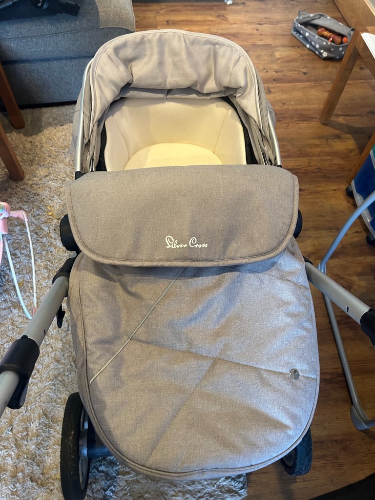 image for Silvercross pram with Maxi cosi car seat and Isofix base 