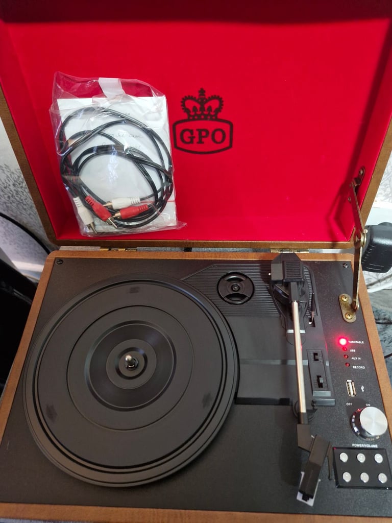 Gpo record player in case
