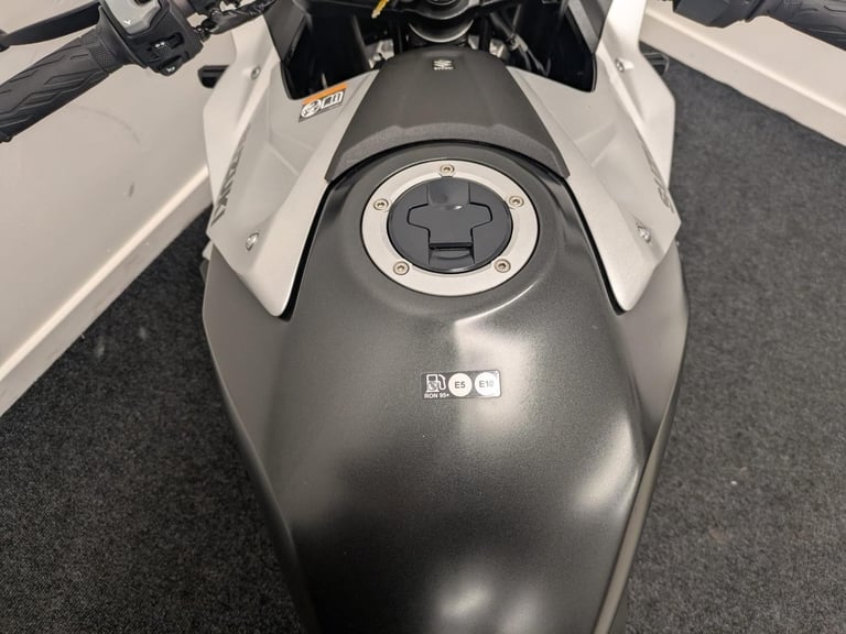 SUZUKI GSX8R ** FULL DOCUMENTED SERVICE HISTORY - QUICK SHIFT - BOTH BOOKS **