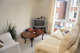 image for Lovely room in 3Bed flat * Furnished * £595 inc all bills * 2 blocks from High St