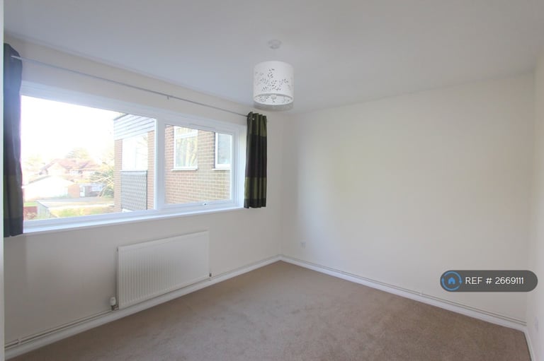 1 bedroom flat in Rossiter Lodge, Guildford, GU1 (1 bed) (#2669111)