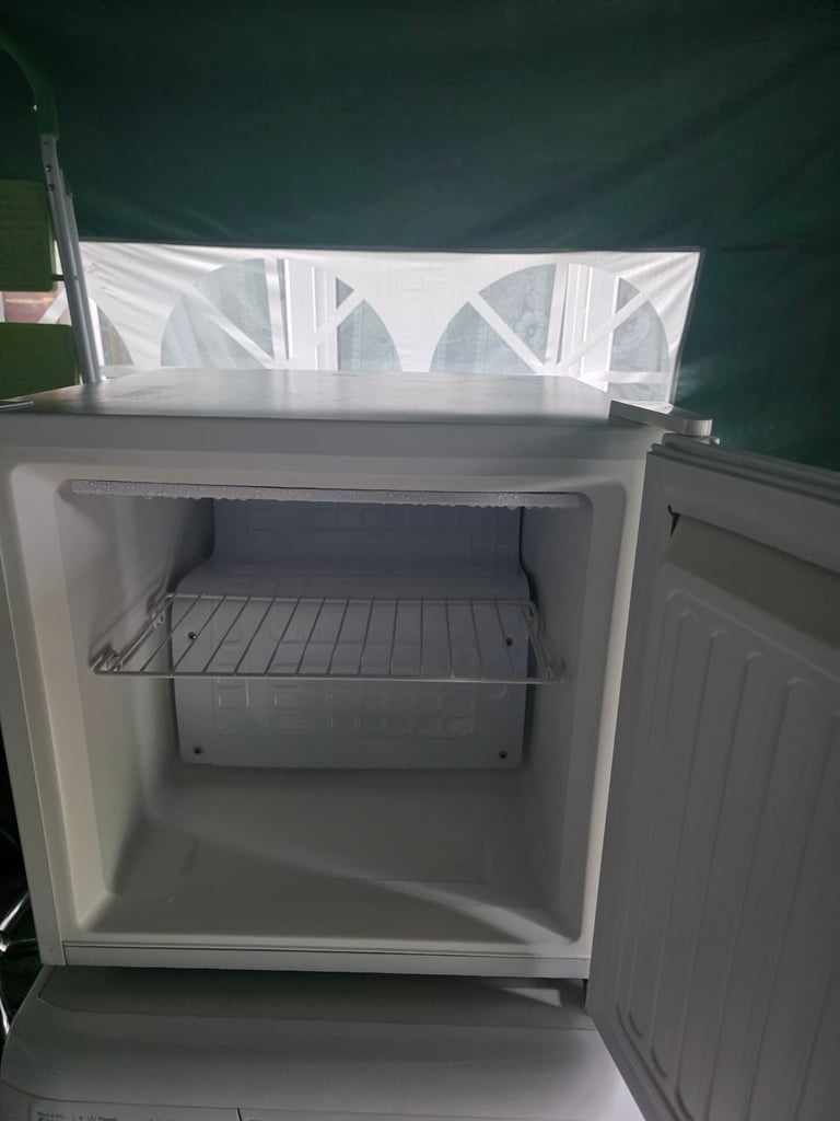 Table top freezer, excellent condition 50x48x48cm(hxwxd)