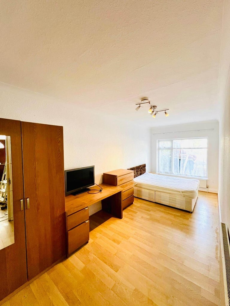 Rooms to rent close to university and hendon central