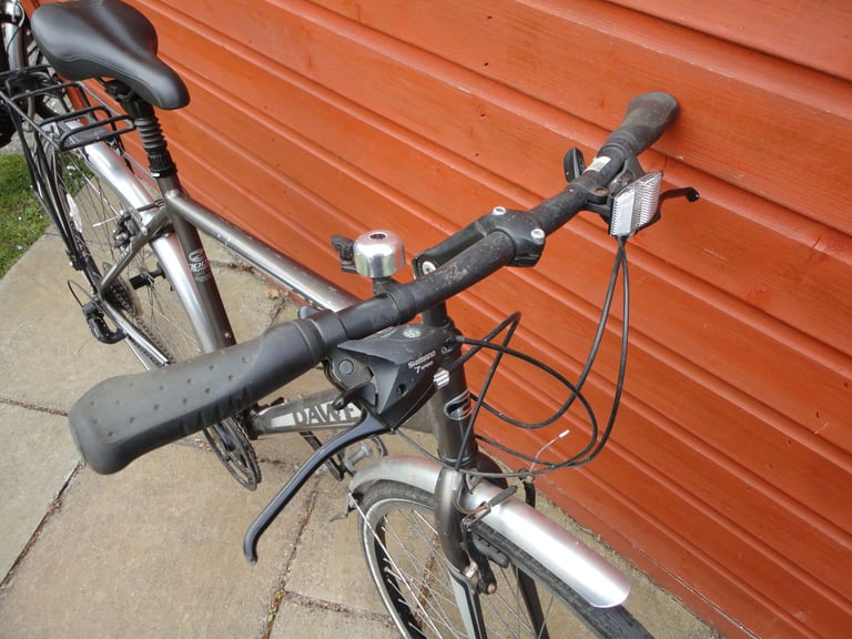 Dawes discovery 201 eq hybrid bike, 21 inch lightweight frame, 28 inch wheels, 21 gears, mud guards