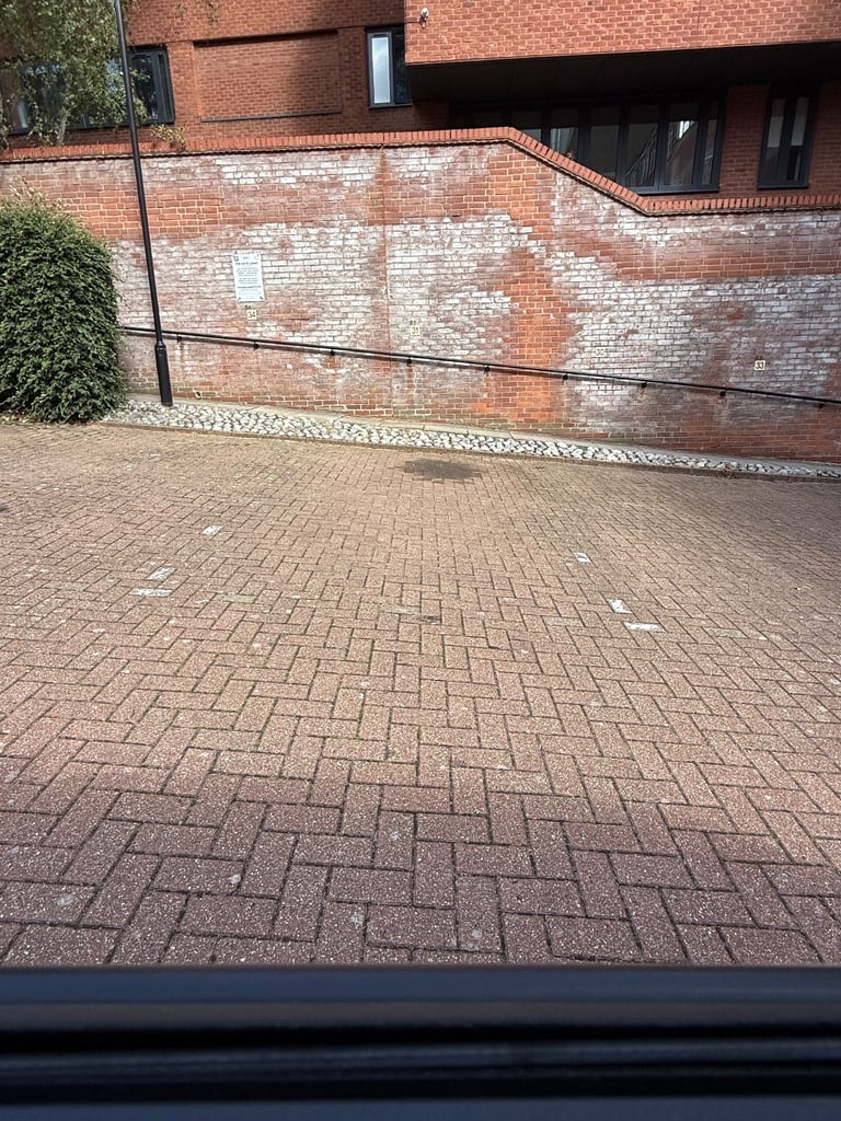 Car Park Space - Raleigh Court To Rent