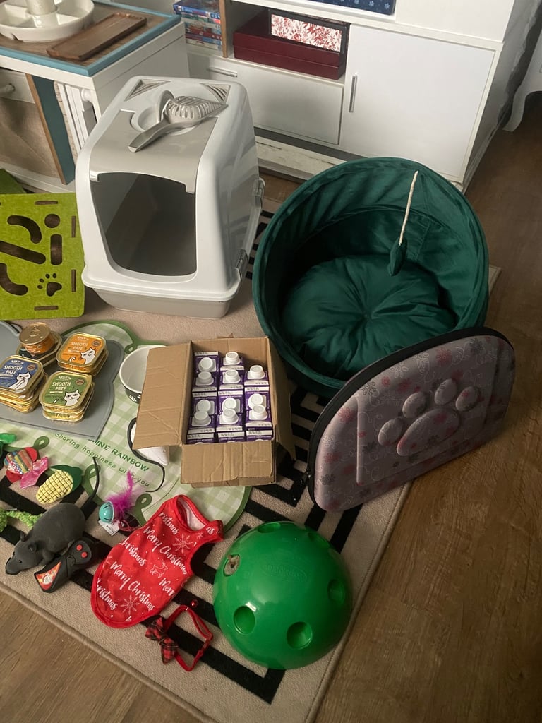 Bundle of various cat supplies/items 