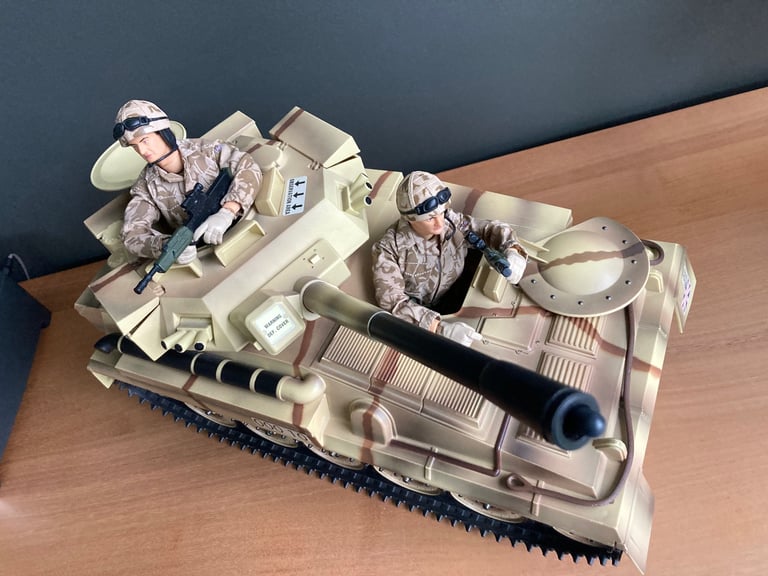 H.M. Armed Forces Fast Pursuit Battle Tank with 4 Infantrymen &  Marines Commando Sniper.