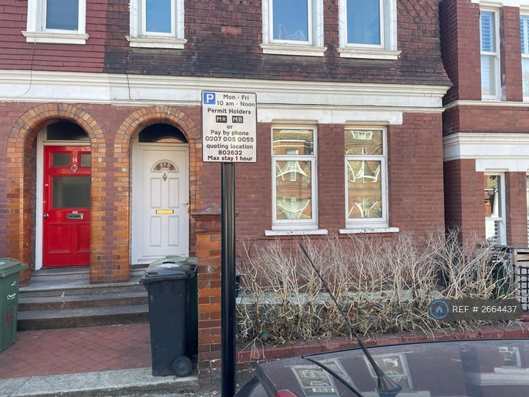 1 bedroom flat in Downton Avenue, London, SW2 (1 bed) (#2664437)