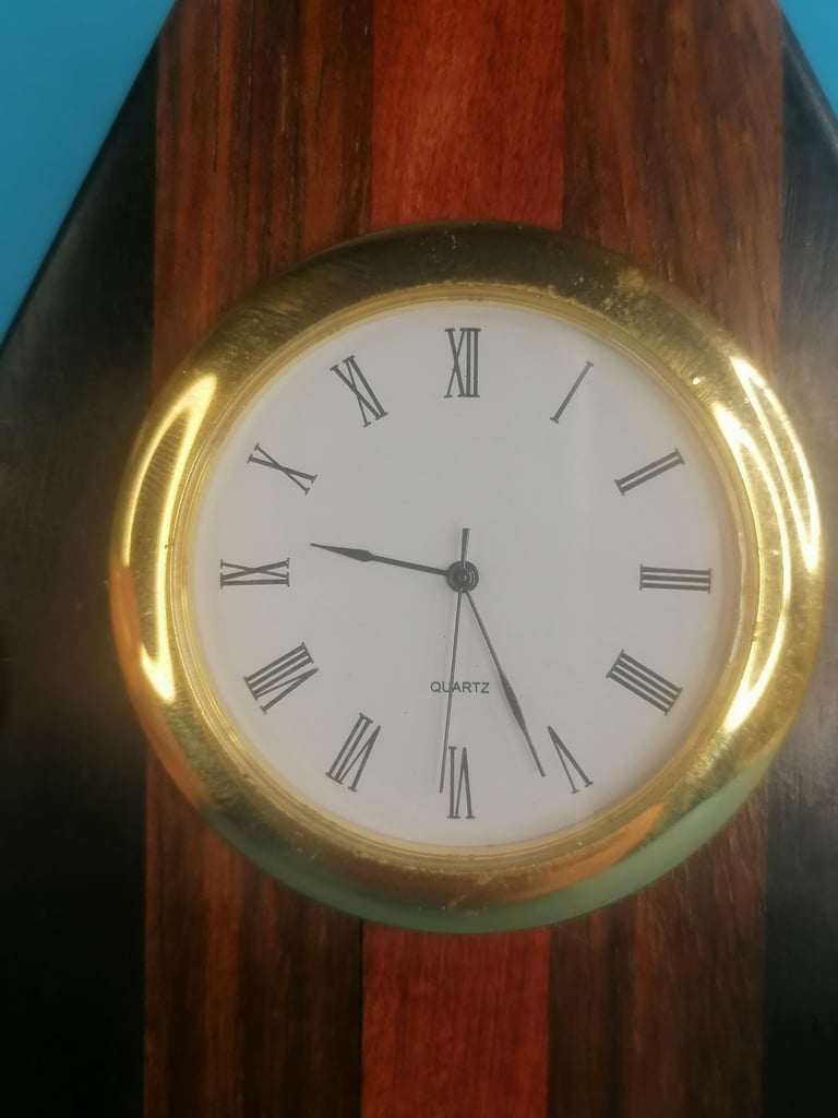 Vintage Desk Wooden Piramid Clock 6-inch height.. (need put battery).. As seen.