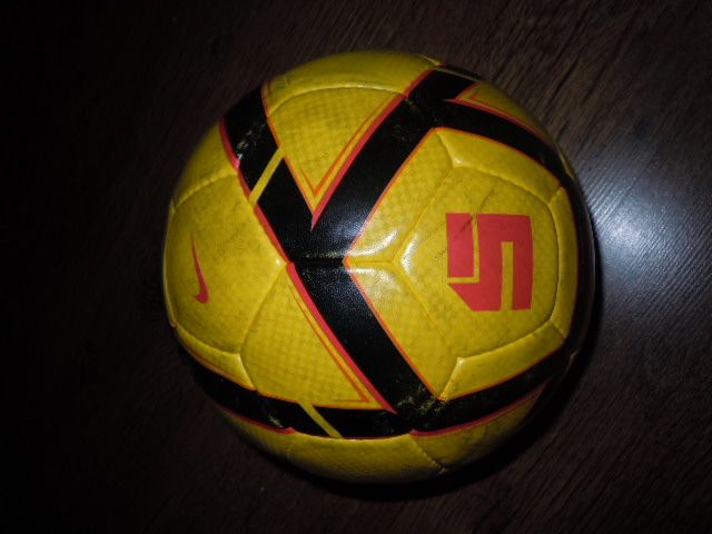 image for COLLECTABLE NIKE 5 DURAVEL FOOTBALL FREE ADIDAS SHIN PADS NIKE SOCKS 