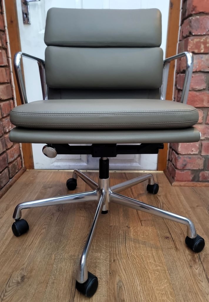 image for 40% OFF RRP £4,400 | NEW, UNUSED VITRA EA217 | PREMIUM LEATHER | Polished Alum.