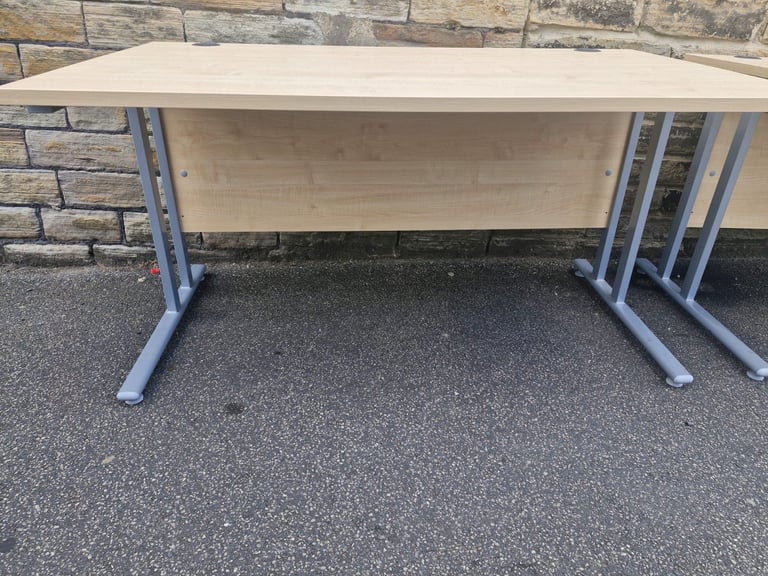 Cantilever office desks 1400 x 800 (4 available)
