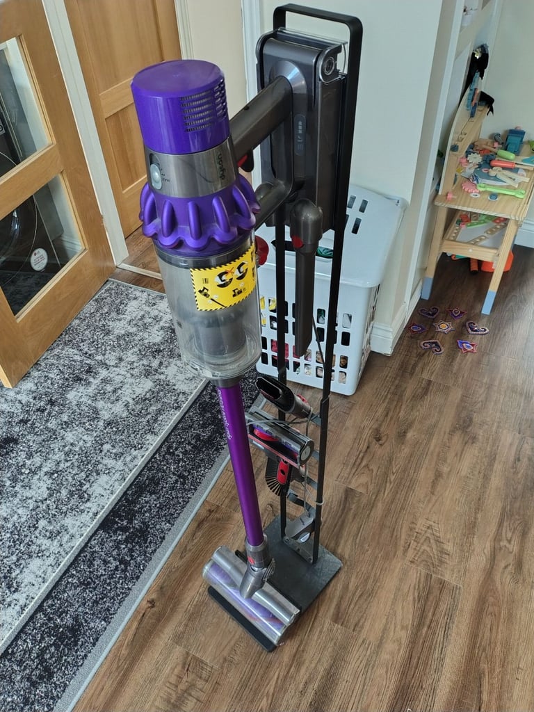 image for Dyson V10 cyclone spares or repair. Needs new battery