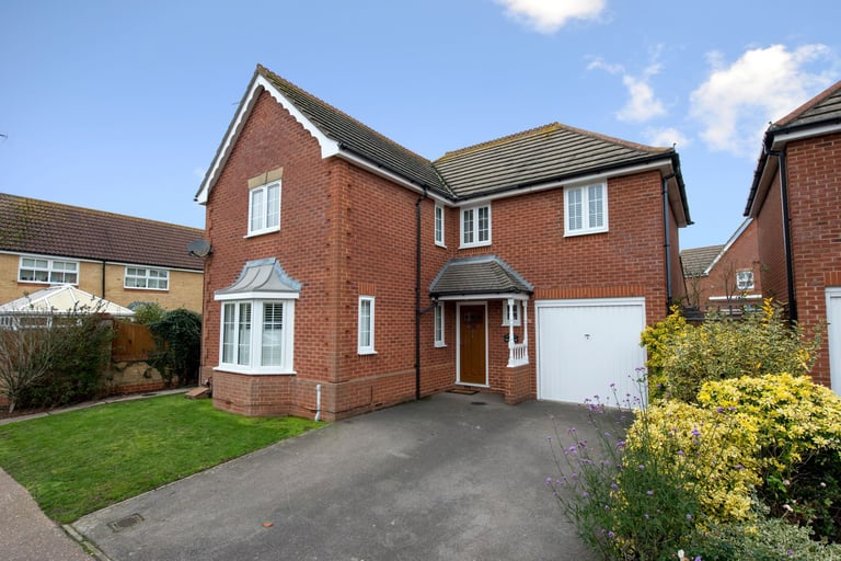 4 bedroom house in Downhall Park Way, Rayleigh, Essex, SS6 9QZ