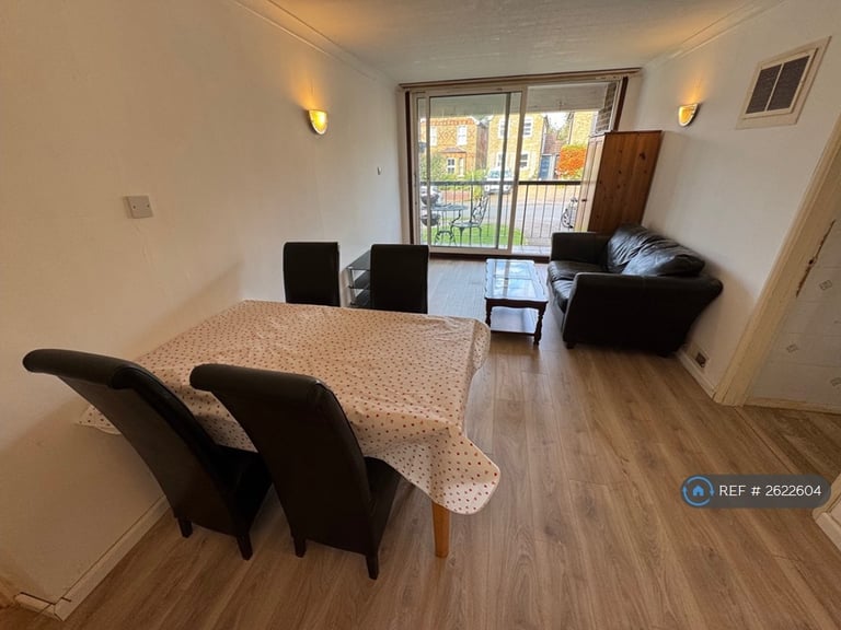 image for 3 bedroom flat in Apton Court, Bishop's Stortford, CM23 (3 bed) (#2622604)