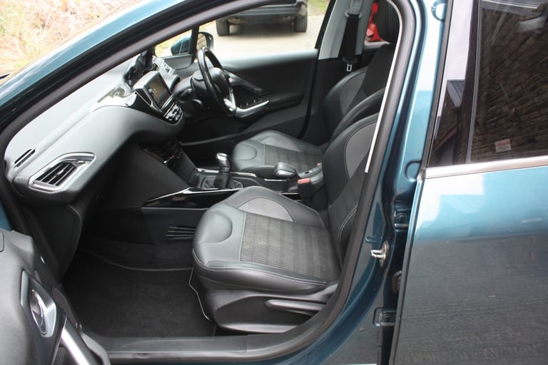 PEUGEOT 2008 1.2 PureTech Allure Premium 2019