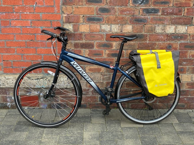 Medium Specialized 10 speed Deore 700c bike with pannier bags and rack