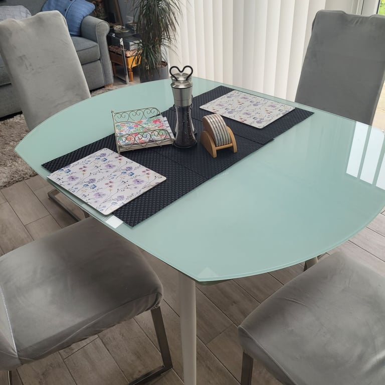 Dining table and 4 chairs 