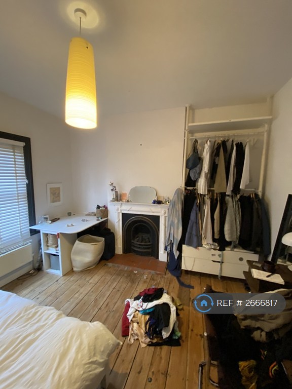 3 bedroom flat in Haringey, London, N4 (3 bed) (#2666817)