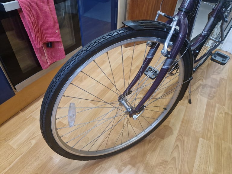 Apollo Elyse Women's Hybrid Bike. 16" Frame 700C Wheels. 21 Speed, in VGC