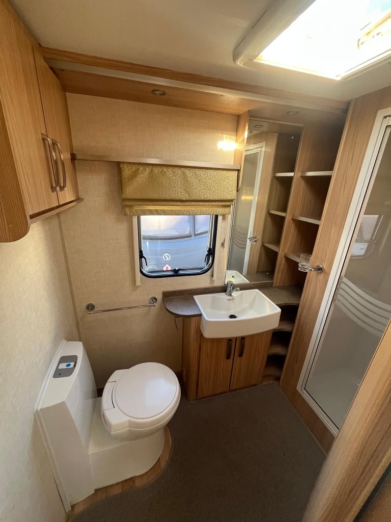 Coachman Pastiche 560/4 4 berth fixed bed fitted mover