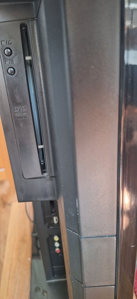 Toshiba 32in freeview TV with built-in dvd and remote 