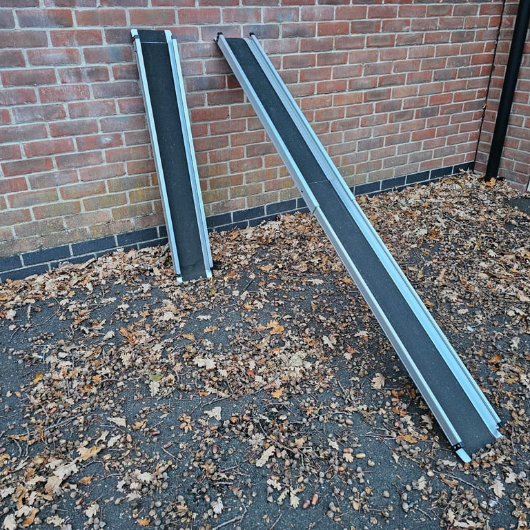 Extending wheelchair ramps