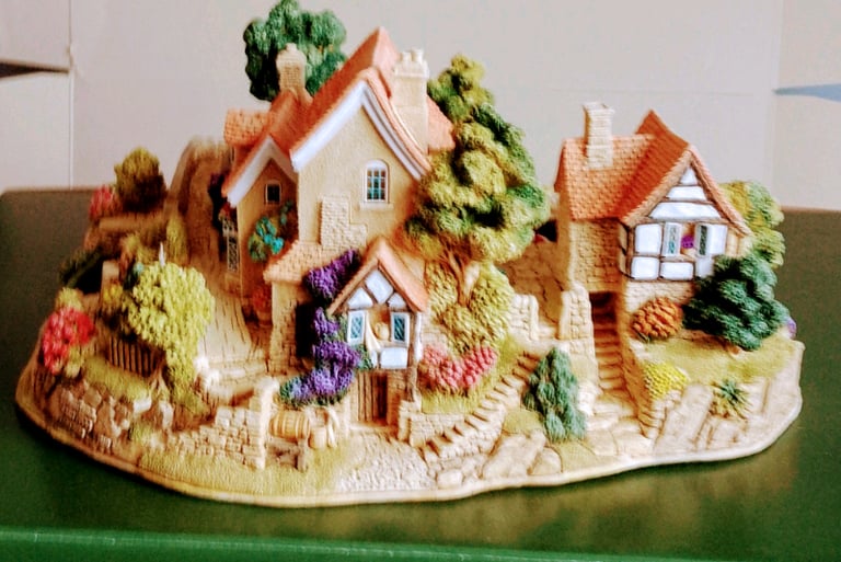 Lilliput Lane number L2560 Tranquil Waterways boxed with deeds.
