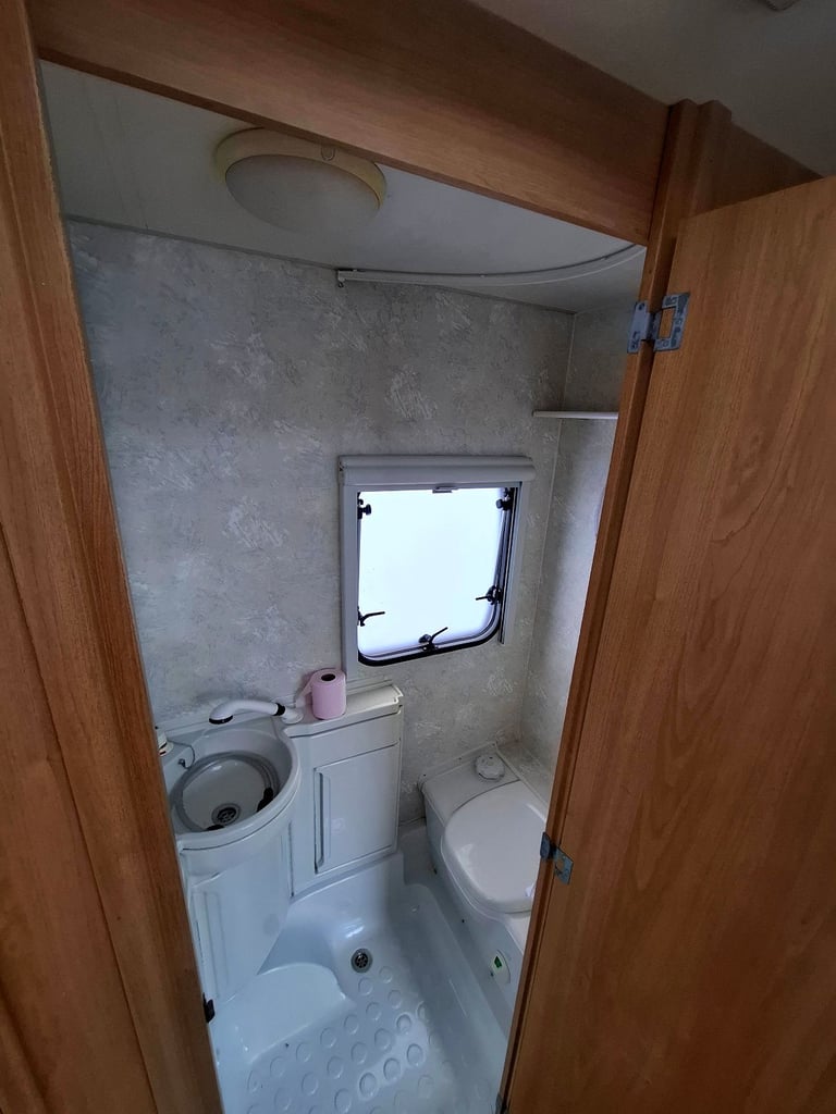 Lighweight 4 berth Lunar Zenith caravan 2004 year 