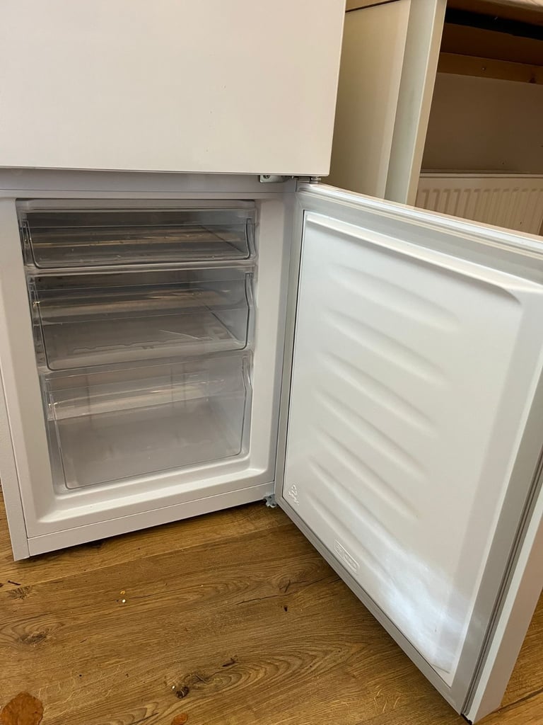 Fridgemaster MC50165E – Slim 50cm Fridge Freezer (White)