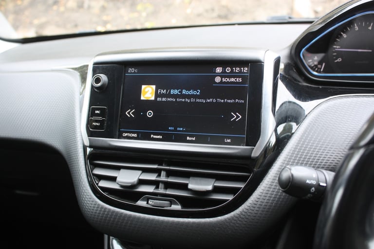 PEUGEOT 2008 1.2 PureTech Allure Premium 2019