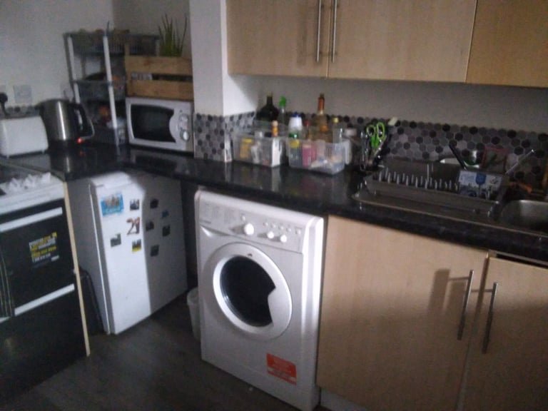 A SUNNY ROOM TO RENT 