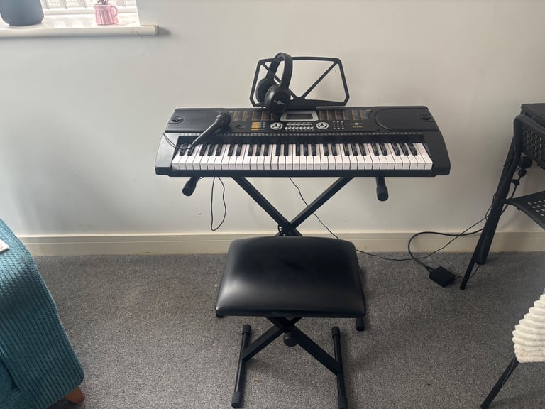 Gear4music 61-KEY ELECTRONIC KEYBOARD 