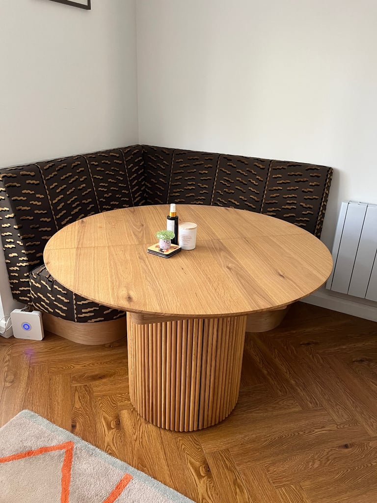 Daals Maru extendable 4-6 seater dining table in solid oak 