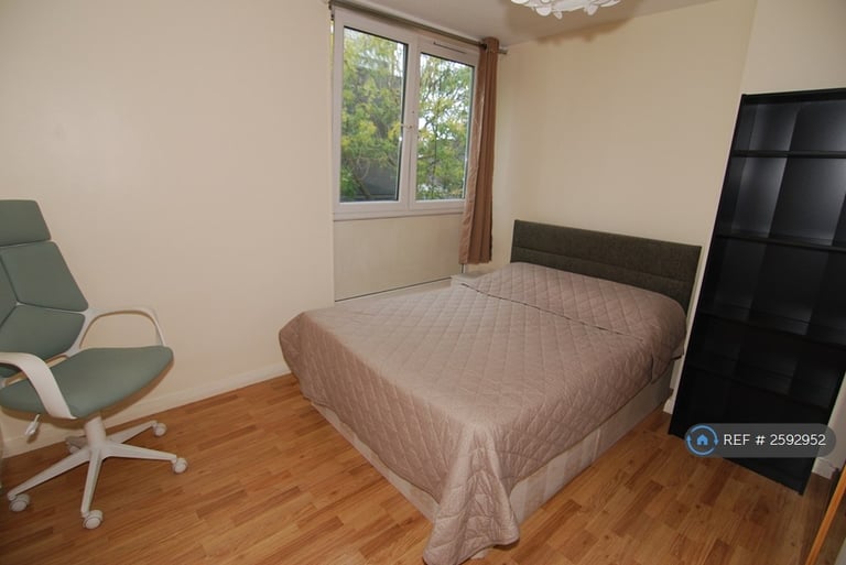 3 bedroom flat in John Parker Square, London, SW11 (3 bed) (#2592952)