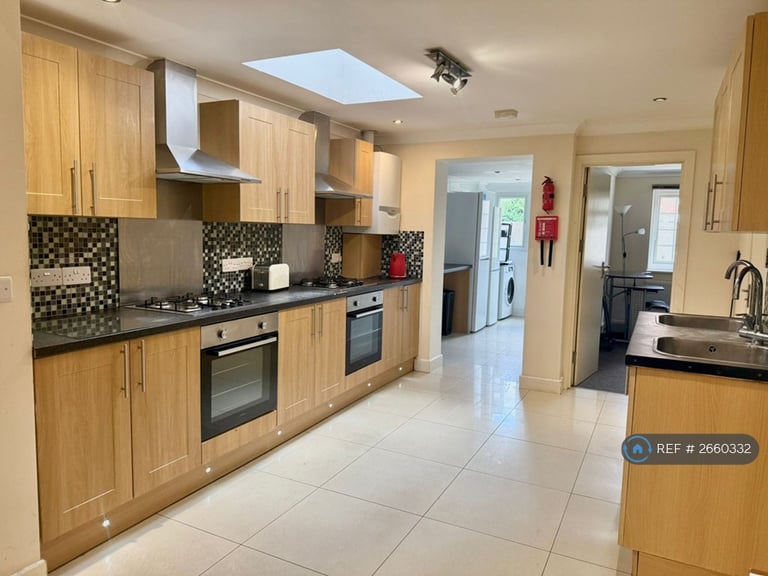 8 bedroom house in Blenheim Road, Reading, RG1 (8 bed) (#2660332)