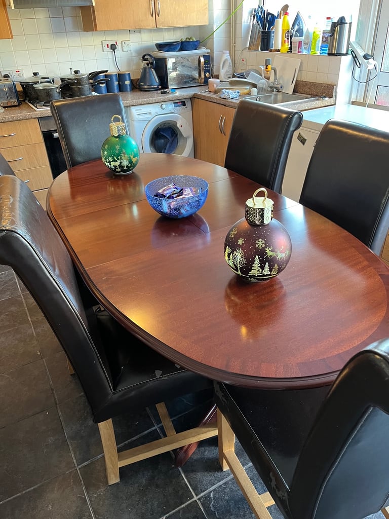 Dining set - perfect for Christmas 🎄🎄🎄🎄