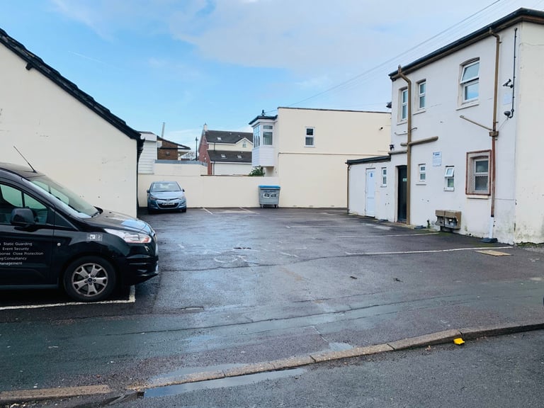 Spacious 1st Floor Office To Let - £400pcm - All Bills Included.