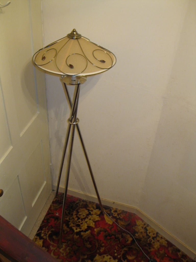 FLOOR LAMP WITH LED BULB, SHADE AND FOOT SWITCH GUNNISLAKE PL18 9NA