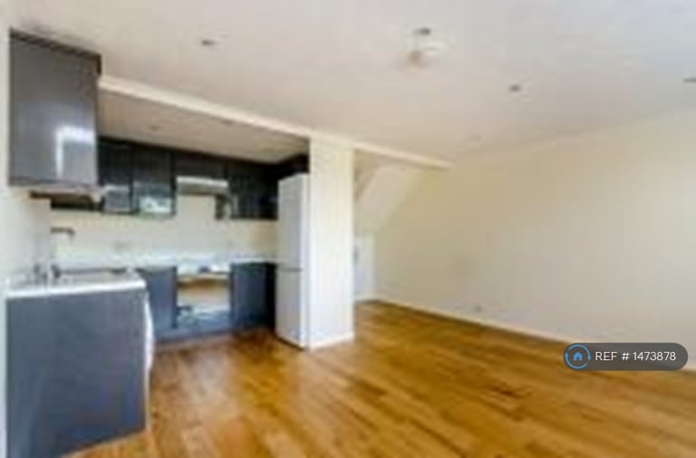 4 bedroom flat in Stoughton Close, London, SW15 (4 bed) (#1473878)