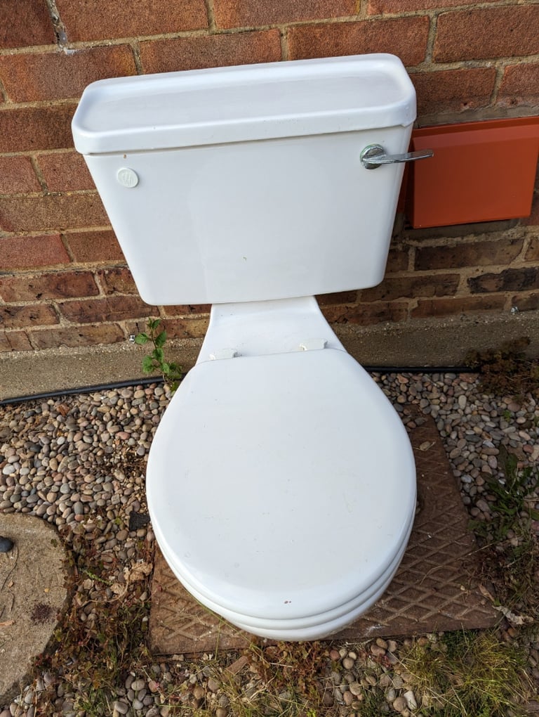 Toilet with Soft Close Toilet Seat