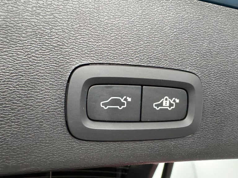 VOLVO XC40 1.5h T5 Recharge 10.7kWh Ultimate Dark Auto Euro 6 (s/s) 5dr 2023