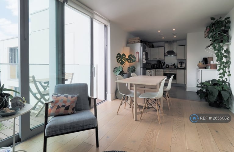 2 bedroom flat in Highbury Stadium Square, London, N5 (2 bed) (#2656082)