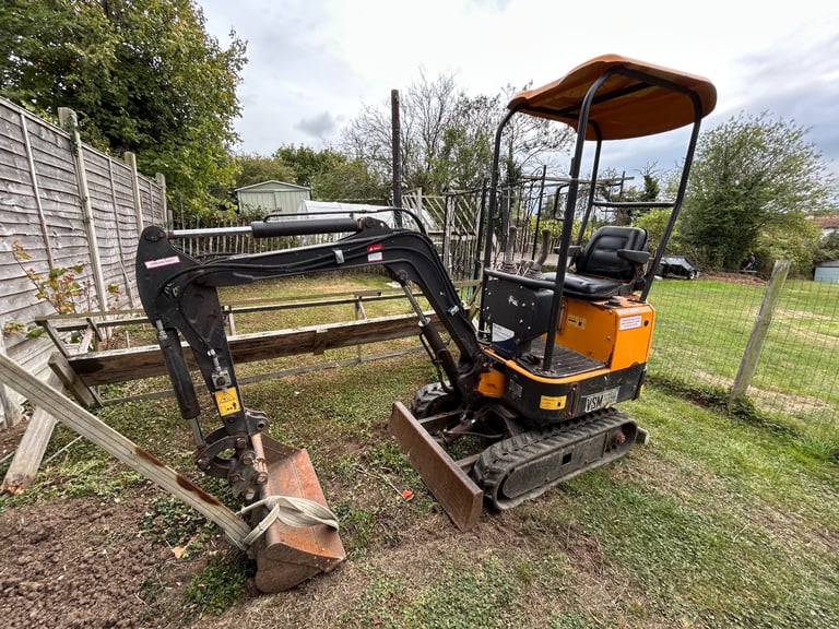 XN08 mini digger .8 tonne used