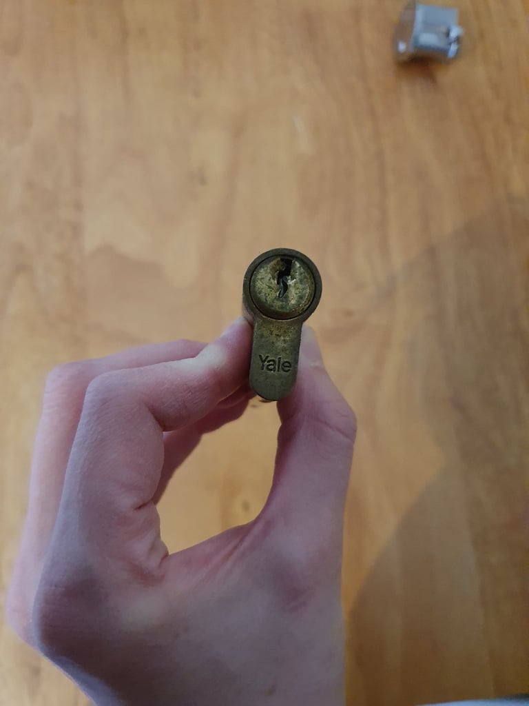 Yale lock tumbler w key