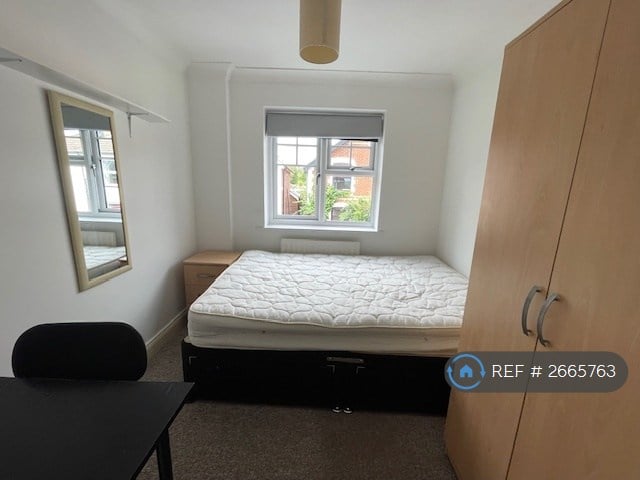 6 bedroom house in Weyside Road, Guildford, GU1 (6 bed) (#2665763)