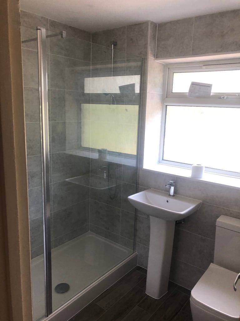 Room available - 5 mins walk to Ashford International Station 